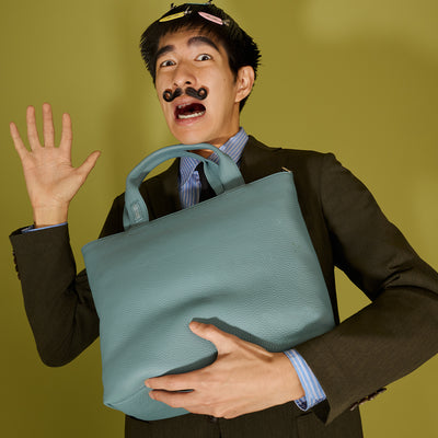 ＜レザリ＞エンボスレザーA4トート/スカイ