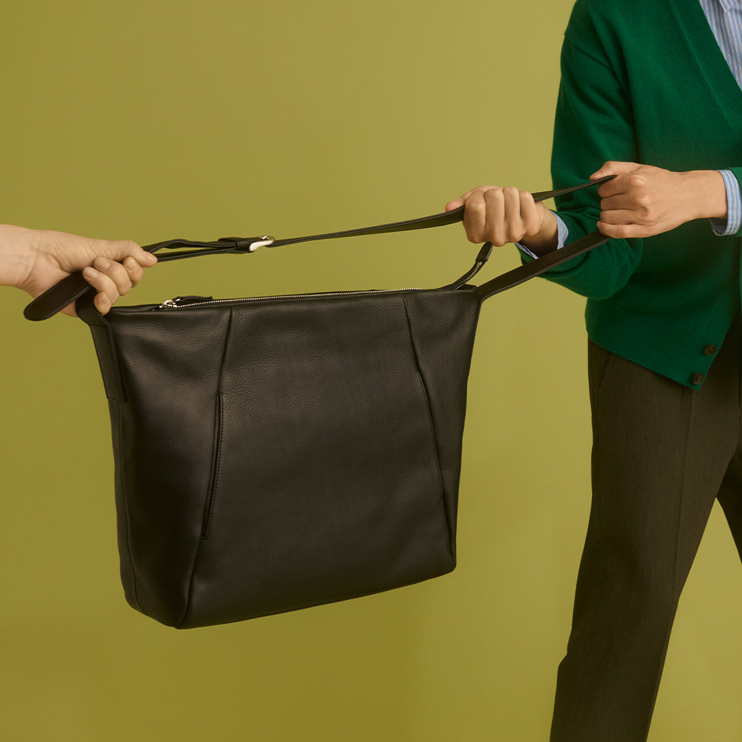 ＜ヴィアドアン＞ジルダスクエアショルダーバッグ/ブラック