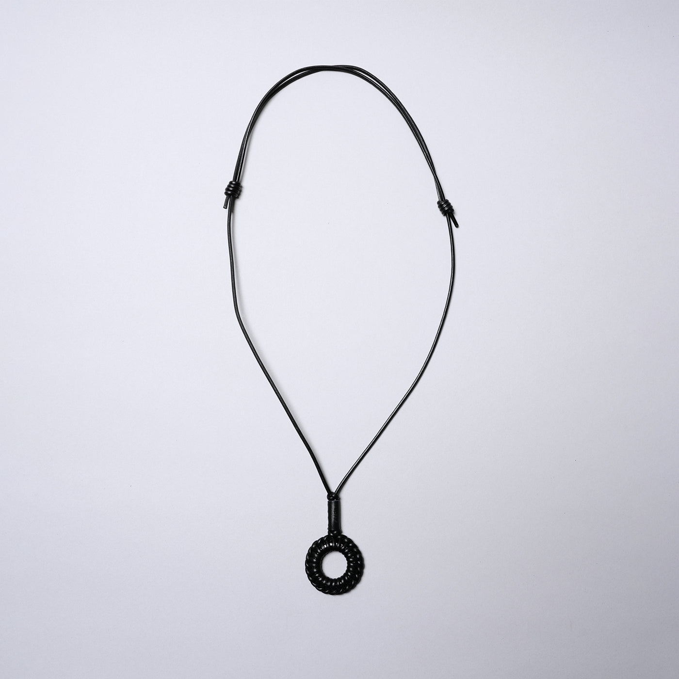 <SENTI FLATTER THE SENSES> Leather Blade Circle Long Necklace / Black