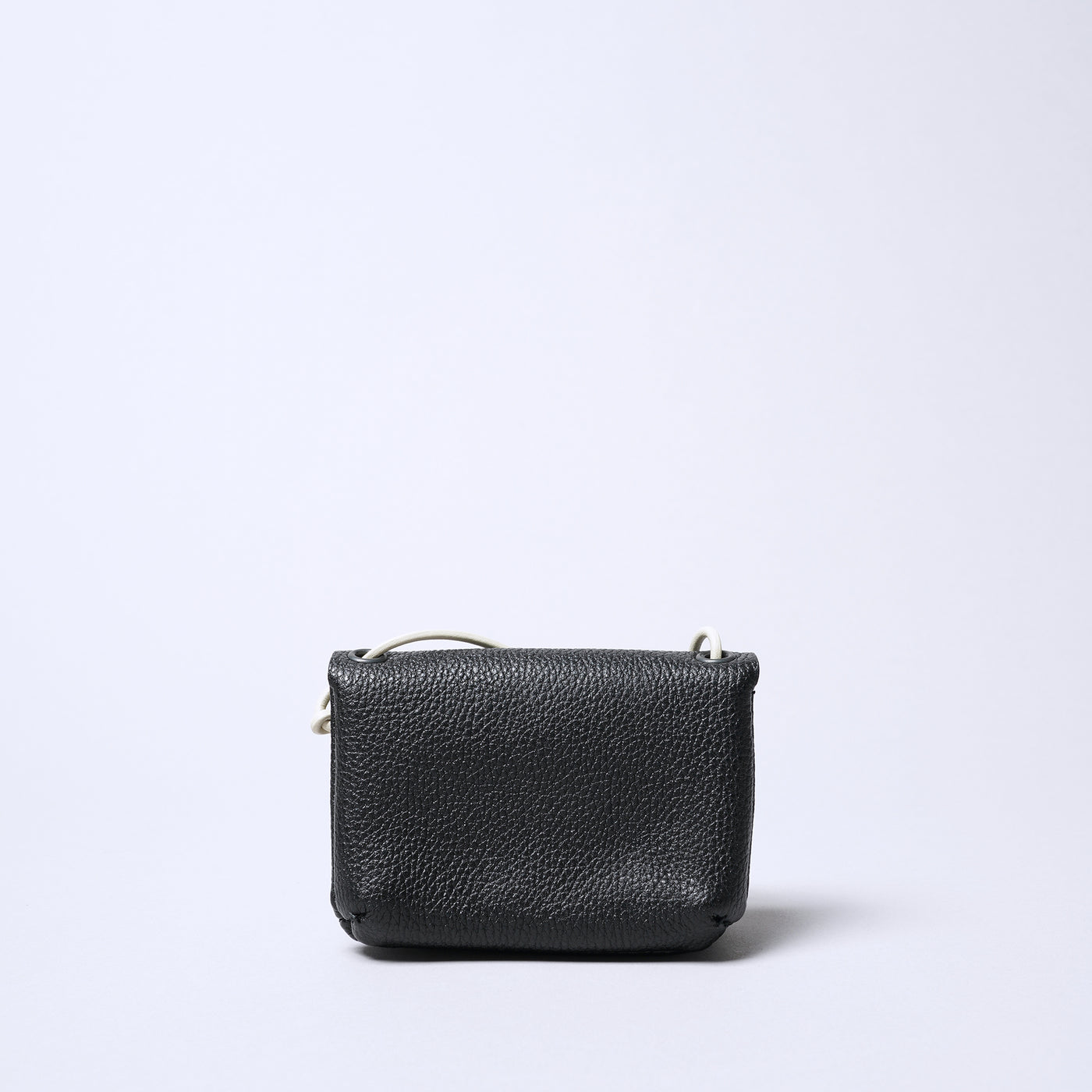 <SENTI FLATTER THE SENSES> Shrink Leather Neck Wallet / Black