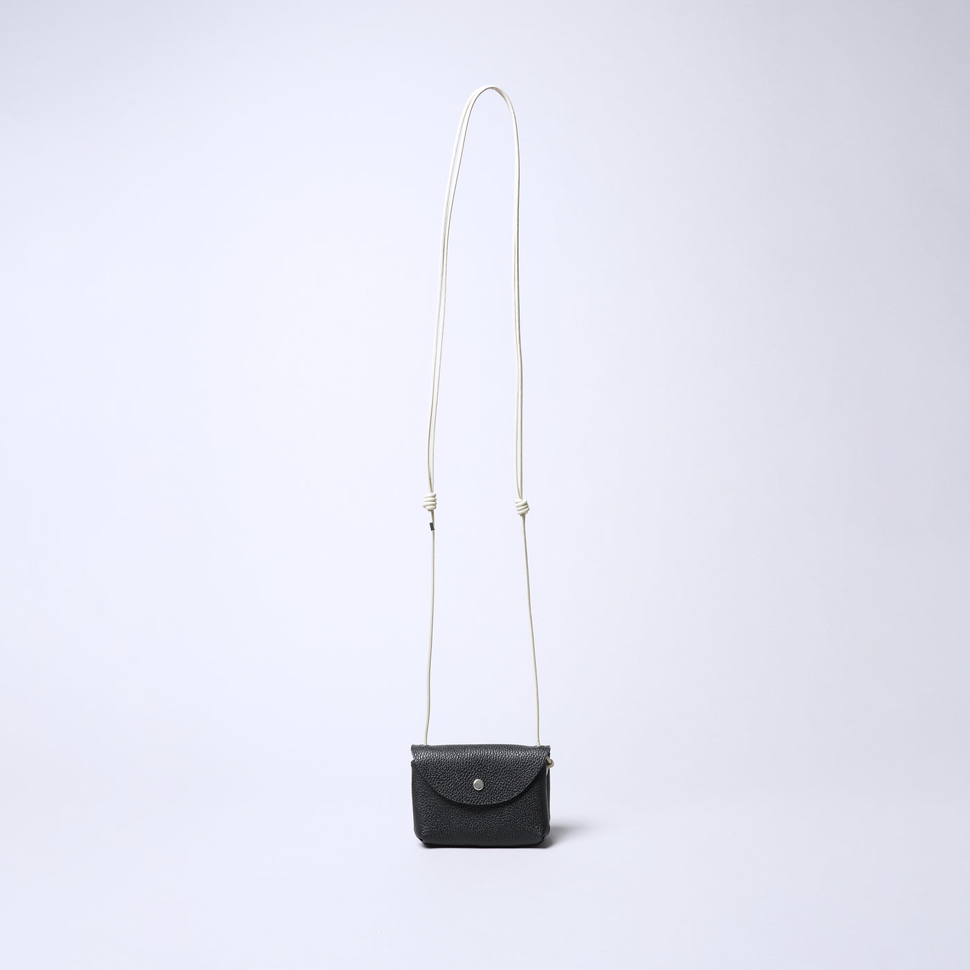 <SENTI FLATTER THE SENSES> Shrink Leather Neck Wallet / Black