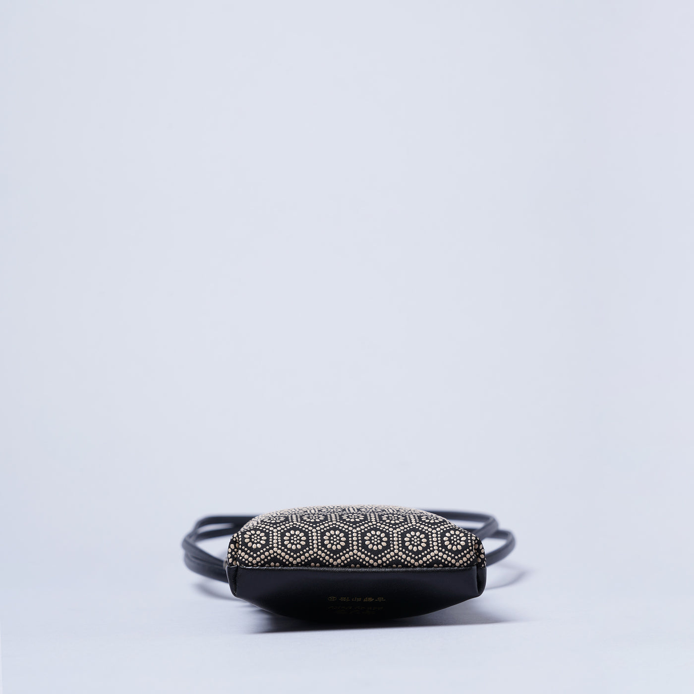 ＜キソラ＞古都印伝 がま口 スマホショルダー/瓢箪BLK (ブラック)