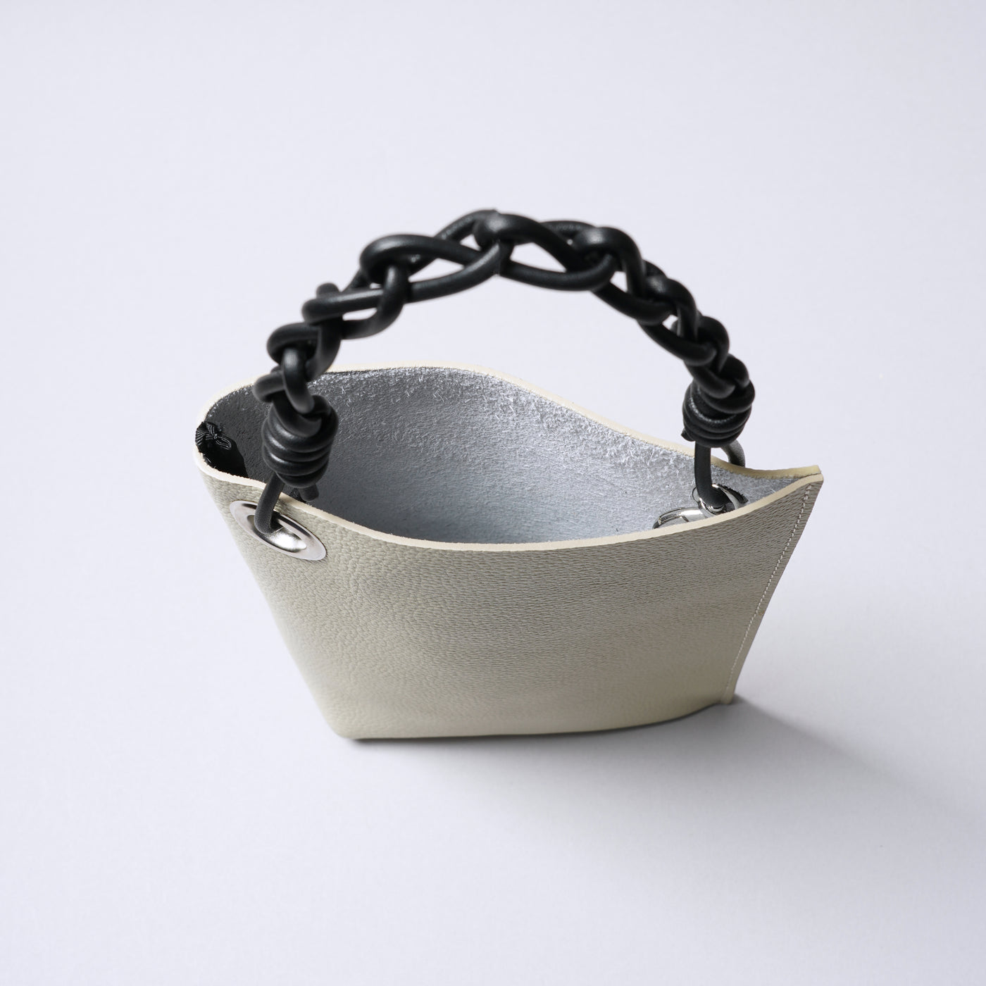 SHRINK LEATHER 鎖錬提把迷你包/象牙白X黑色