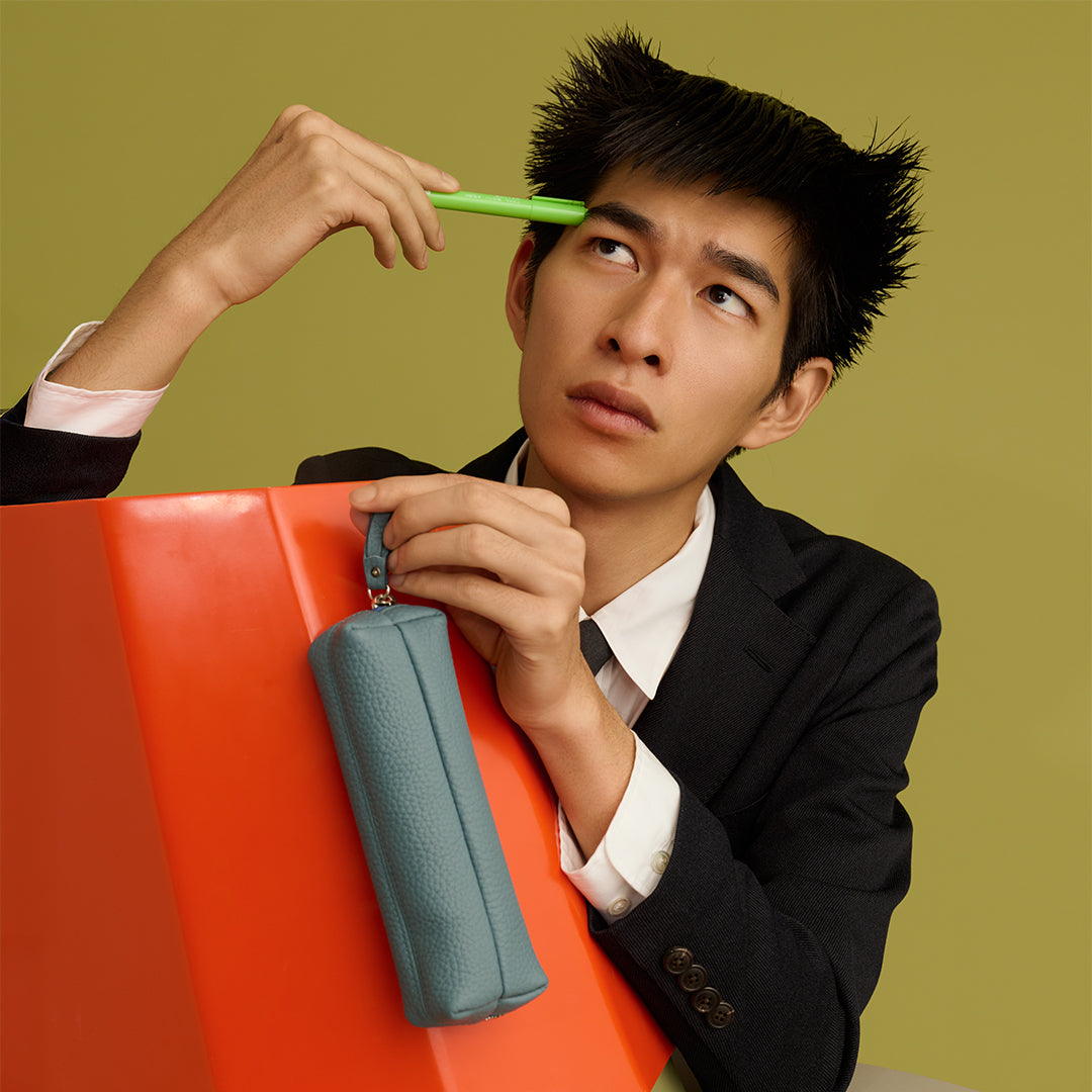 ＜レザリ＞エンボスレザーペンケースL/スカイ