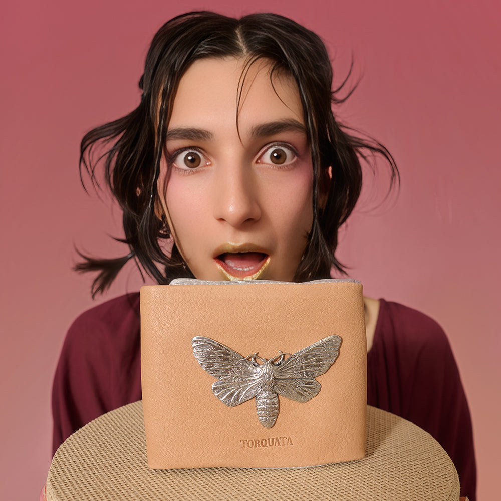 ＜TORQUATA＞昆蟲銀飾 牛皮 二摺式錢包/虎尾蛾/米色