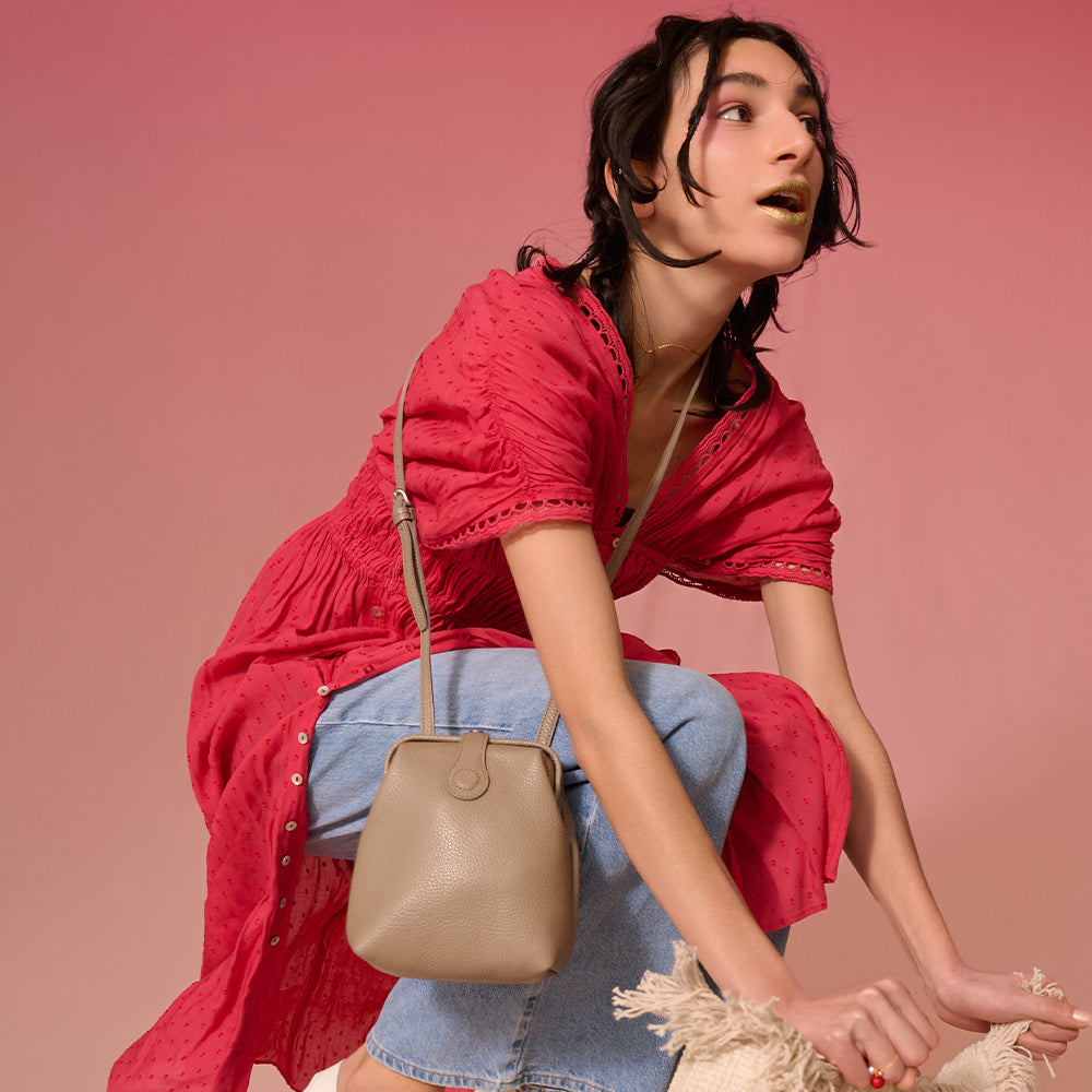 <Atelier Nuu> parcel mist Dulles cross body bag / greige