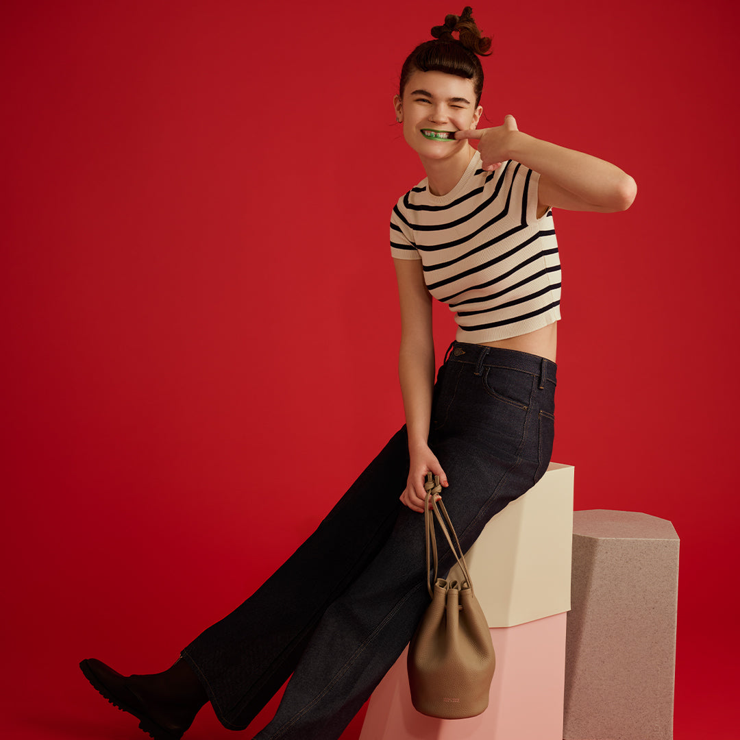 ＜LEZALI＞壓花皮革抽繩迷你包/灰褐色