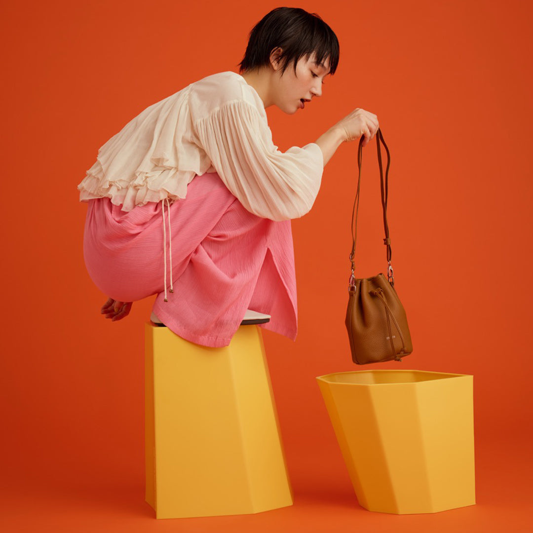 ＜レザリ＞エンボスミニ巾着ショルダー/ゴールド