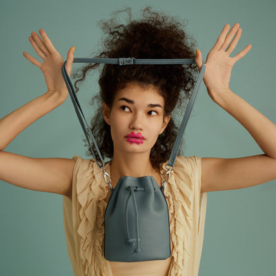 ＜LEZALI＞壓花迷你抽繩肩背包/天藍色