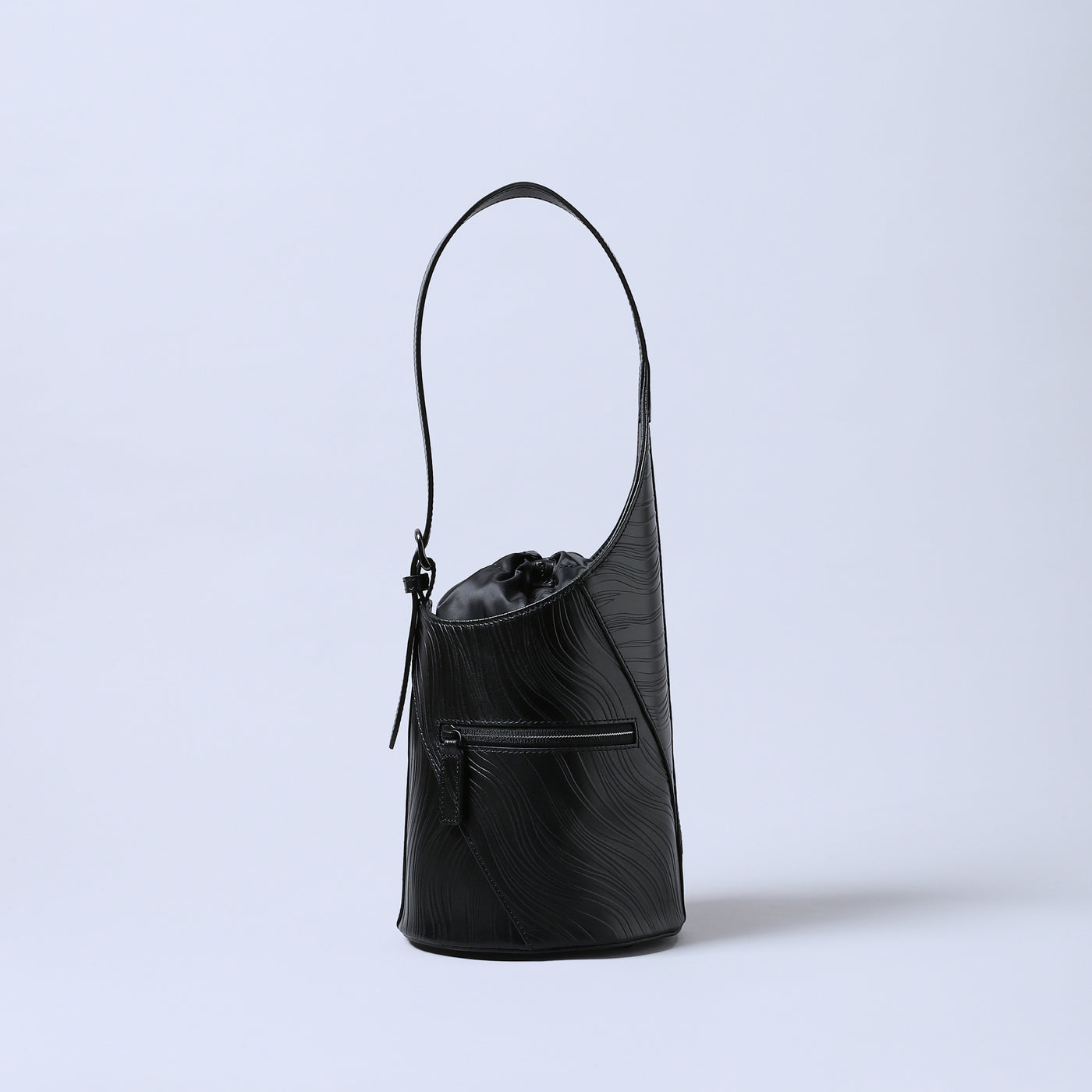 ＜エスティーヌ＞ノワリズムシリーズ レザーバケットバッグ/ブラック