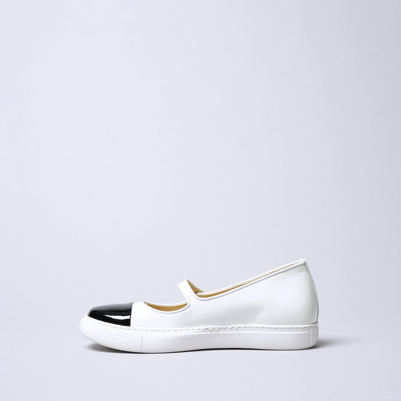 ＜アイユーアイ＞ワンストラップ スニーカー/ブラック×ホワイト