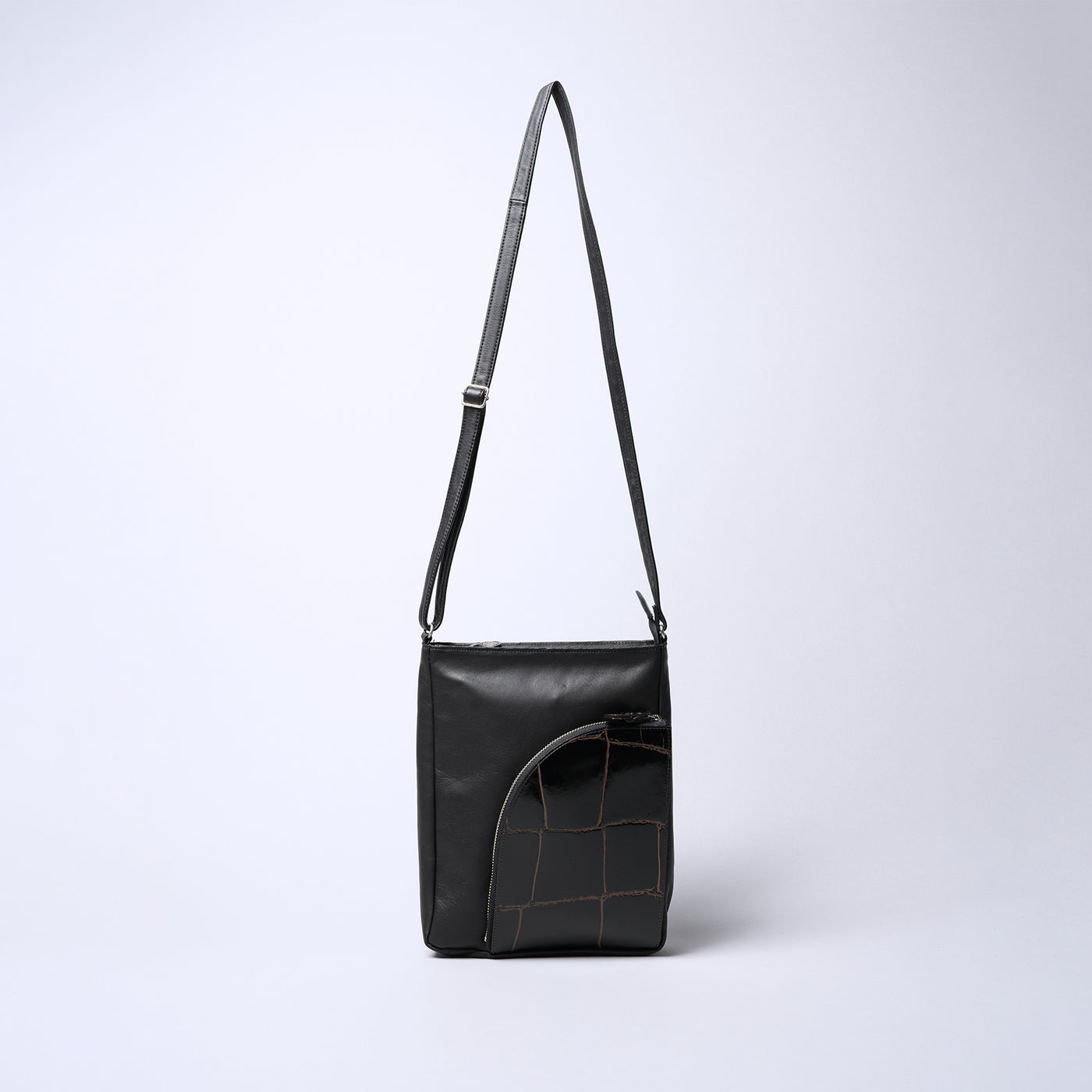 <REAL MIND BL> Apollon Vertical Shoulder Bag / Black