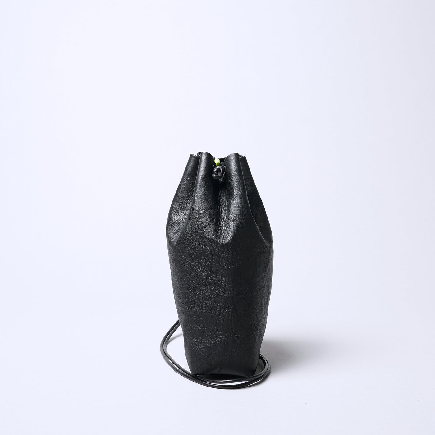 <SENTI FLATTER THE SENSES> Super Lightweight Dyneema Leather Drawstring Bag M  / Black x Camel