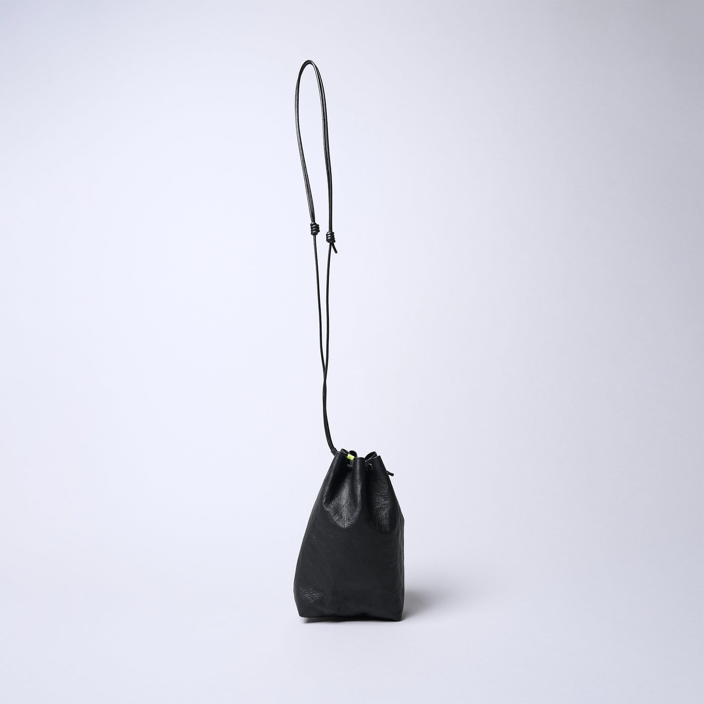 <SENTI FLATTER THE SENSES> Super Lightweight Dyneema Leather Drawstring Bag M  / Black