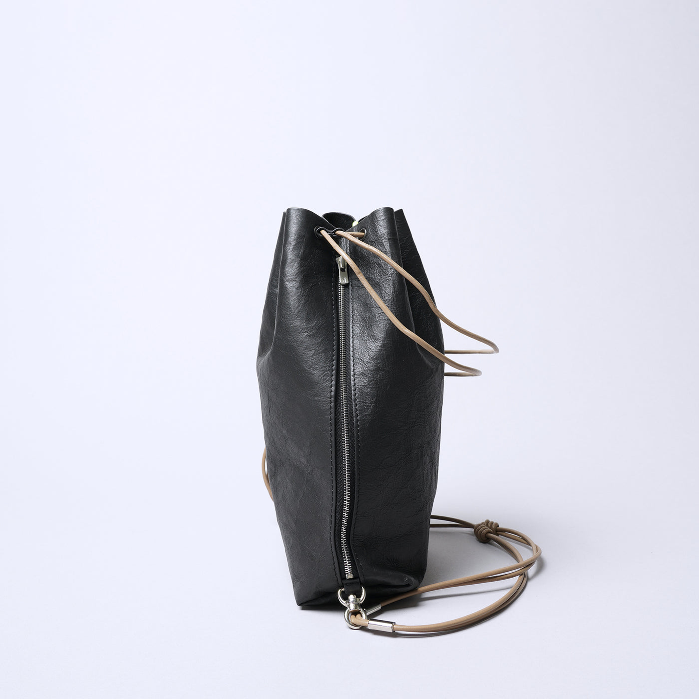 <SENTI FLATTER THE SENSES> Super Lightweight Dyneema Leather Drawstring Bag L  / Black x Camel