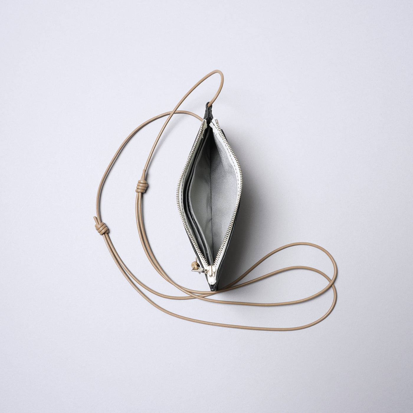 <SENTI FLATTER THE SENSES> Super Lightweight Dyneema Leather Travel Shoulder Bag / Black