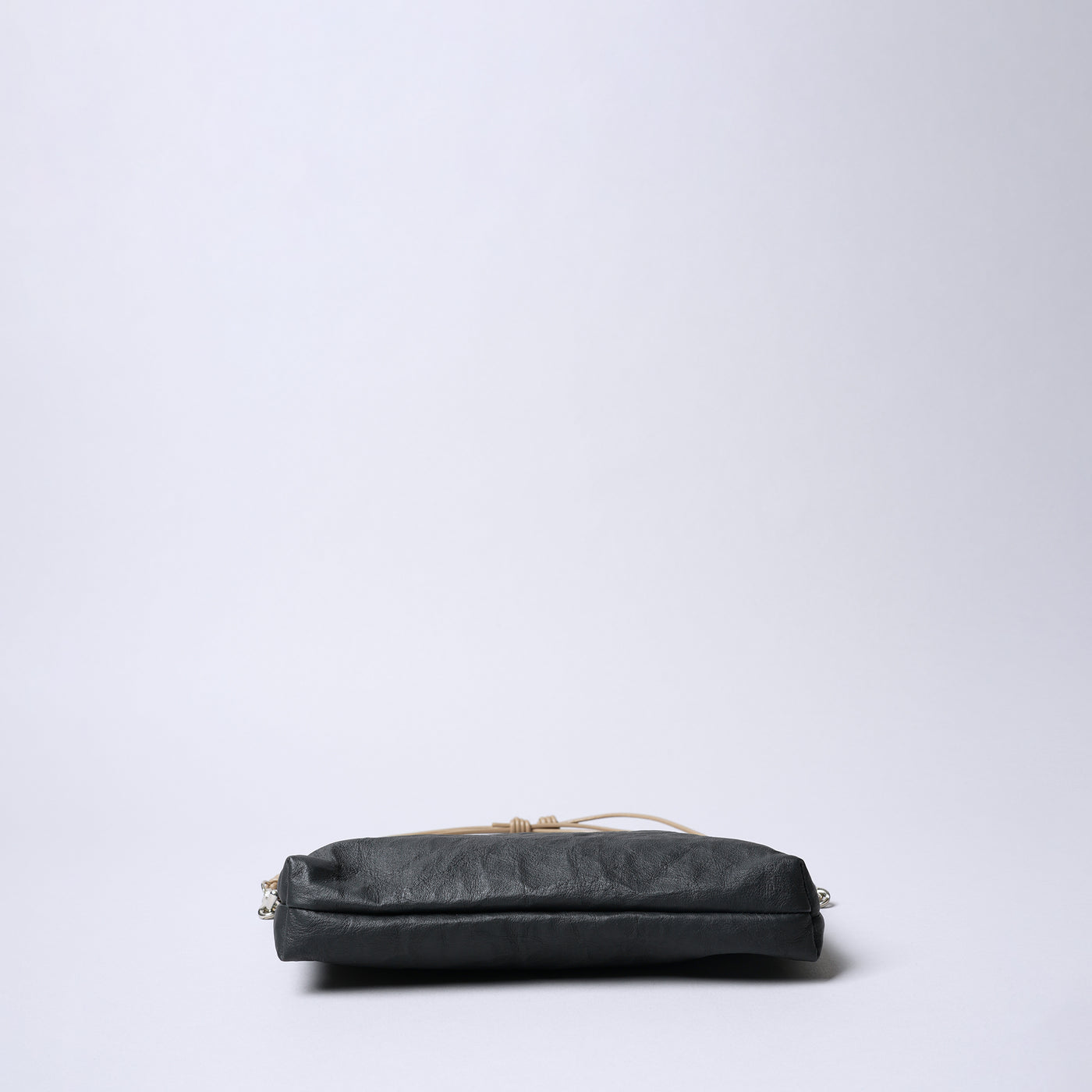 ＜センティ フラター ザ センシーズ＞超軽量ダイニーマレザー2WAYサコッシュ/ブラック×キャメル