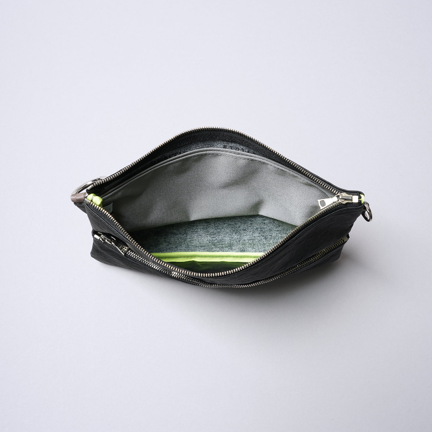 <SENTI FLATTER THE SENSES> Super Lightweight Dyneema Leather Double Zip Pouch LL / Black x Ivory