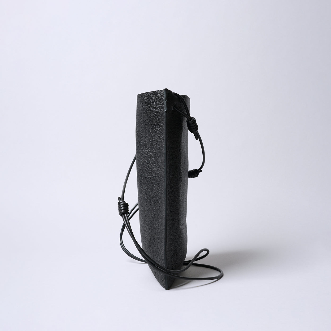 <SENTI FLATTER THE SENSES> Shrink Leather Shoulder Bag / Black
