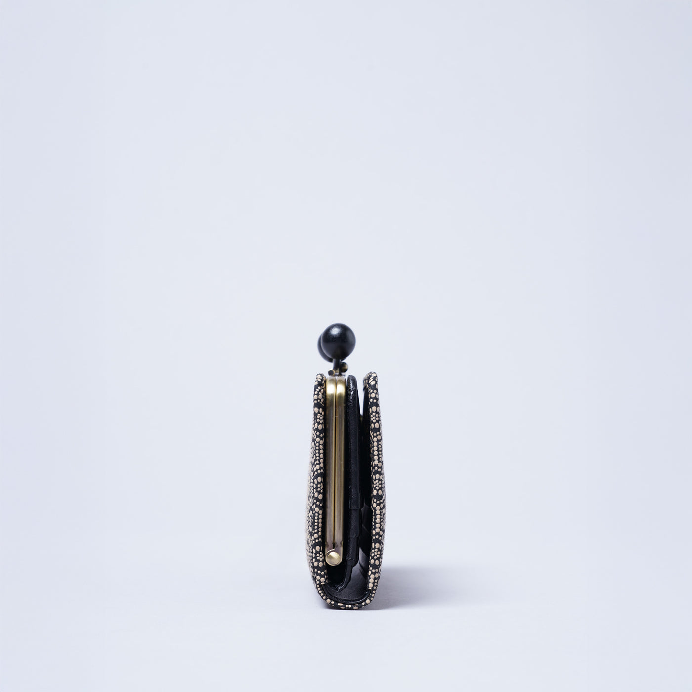 ＜キソラ＞古都印伝 がま口 ハーフウォレット/瓢箪BLK (ブラック)